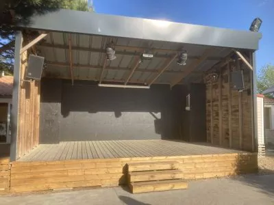 installation scène extérieure en bois